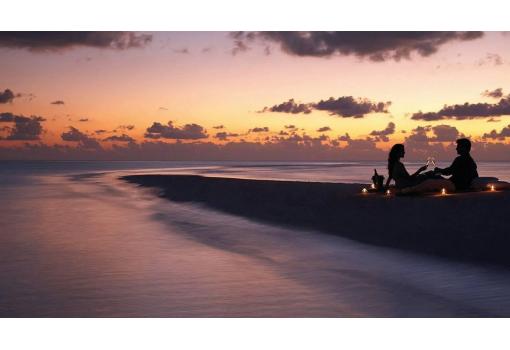 Cenas románticas al atardecer en playas vírgenes